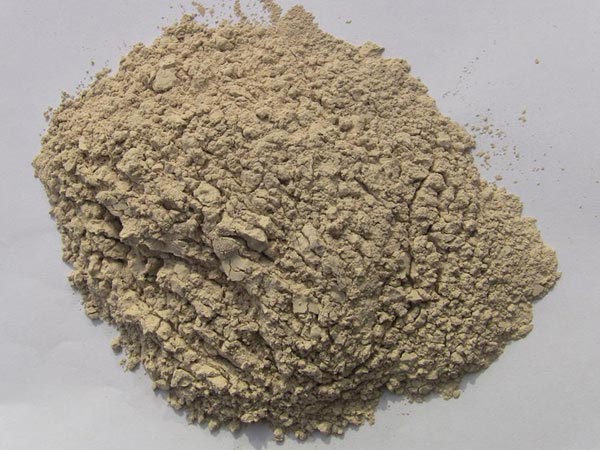 矾土性质 矾土主要成分是氧化铝，为炼铝和耐火材料的主要原料。白色或灰白色，因含铁而呈褐黄或浅红色。密度3.45g/cm3，硬度1～3，不透明，质脆。极难熔化，不溶于水，能溶于硫酸、氢氧化钠溶液。 地区分布 中国铝土矿资源比较丰富，在全国18个省、自治区、直辖市已查明铝土矿产地205处，其中大型产地72处（不包括台湾），主要分布在山西、山东、河北、河南、贵州、四川、广西、辽宁、湖南等地。 投资前景 1.可用于炼铝工业。用于国防、航空、汽车、电器、化工、日常生活用品等。 2.可用于精密铸造。矾土熟料加工成细粉做成铸：缶。用于军工、航天、通讯、仪表、机械及医疗器械部门。 3.可用于耐火制品。高铝矾土熟料耐火度高达1780℃，化学稳定性强、物理性能良好。 4.硅酸铝耐火纤维。用于钢铁、有色冶金、电子、石油、化工、宇航、原子能、国防等多种工业，消防人员可用耐火纤维布做成衣服。 5.制造矾土水泥、研磨材料、陶瓷工业以及化学工业可制铝的各种化合物。 铝矾土磨粉制备 铝矾土粉是选用煅烧过的熟铝矾土矿石用雷蒙磨加工制成的细粉，粒度通常为100目-325目，在耐火材料行业得到了广泛的应用。通常加工的流程为先经颚式破碎机进行破碎，然后筛分进入铝矾土雷蒙磨或铝矾土超细磨粉机中，进行铝矾土粉制备，使其应用更加广泛。